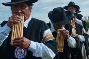 Sikuris a orillas del lago Titicaca, Yunguyo, Puno, Perú